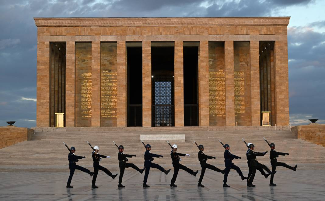 Türk bayrağının gönderden hiç inmediği yer - Resim: 21